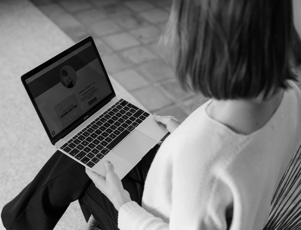 Susann am Laptop